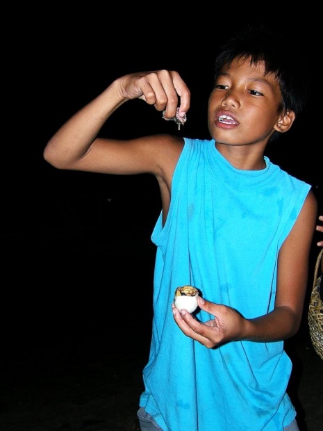 Филиппинский мальчик ест баалут