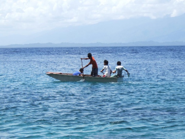 Филиппинские мальчики катаются на лодке