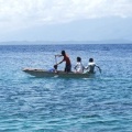 Филиппинские мальчики катаются на лодке
