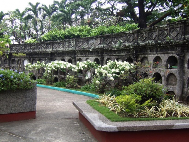 Парк Ризал (Rizal Park). Внутренняя стена.
