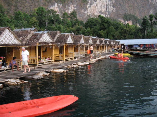 Кхао Сок. Домики на воде