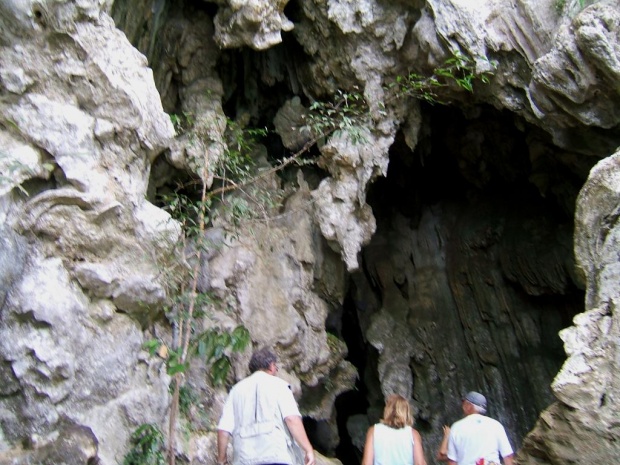 Вход в сталактитовую пещеру