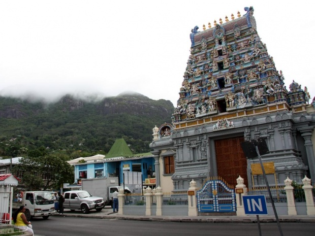 Индийский храм (Shri Swaminarayan Mandir)