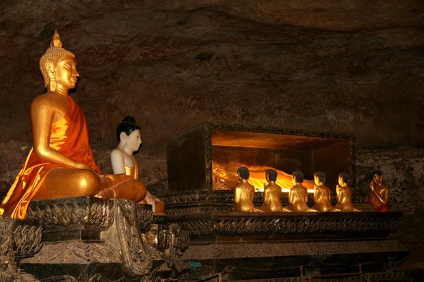Буддийский храм в пещере