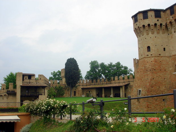 Территория замка Сан-Лео
