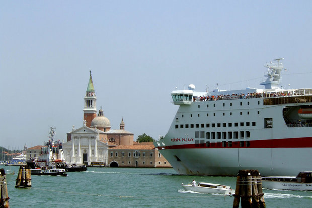 Паром на канале в Венеции