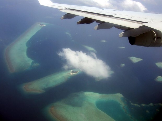 Пролетая над Мальдивами