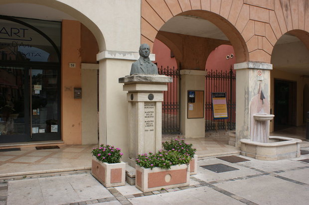 Памятник Бартоломео Боргези (Bartolomeo Borghesi)