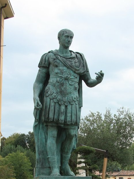 Памятник Цезарю в Савиньяно
