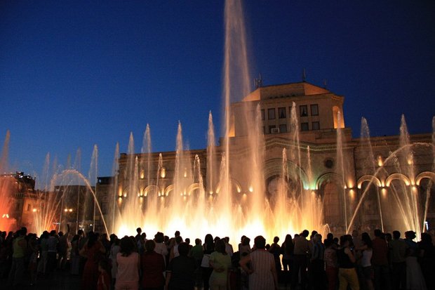 Вечерний Ереван, танцующий фонтан
