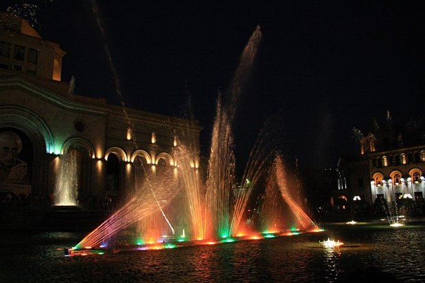 Вечерний Ереван, танцующий фонтан