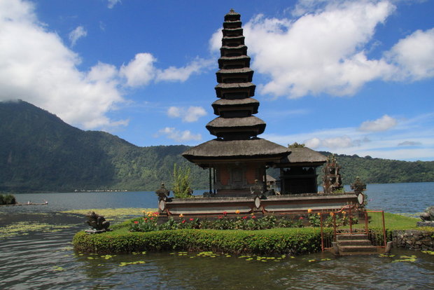 Индонезия. Храм на озере Братан ( Danau Bratan)