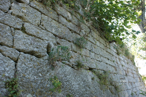 Камни древних стен