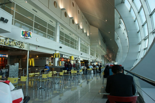 Международный аэропорт Дубай (Dubai International Airport). Зона кафе