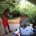 Молодой масайский воин встречает гостей