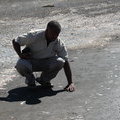 Роберт показывает след леопарда на песке
