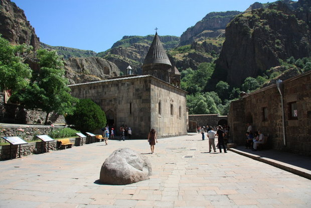 Экскурсия в Армении. Монастырь Гегард