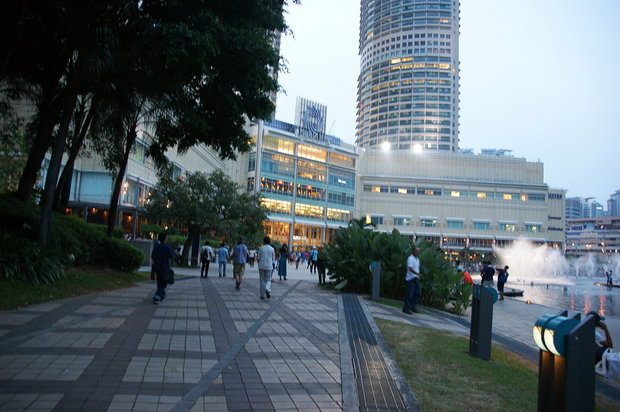 Площадь перед шоппинг-центром SURIA KLCC