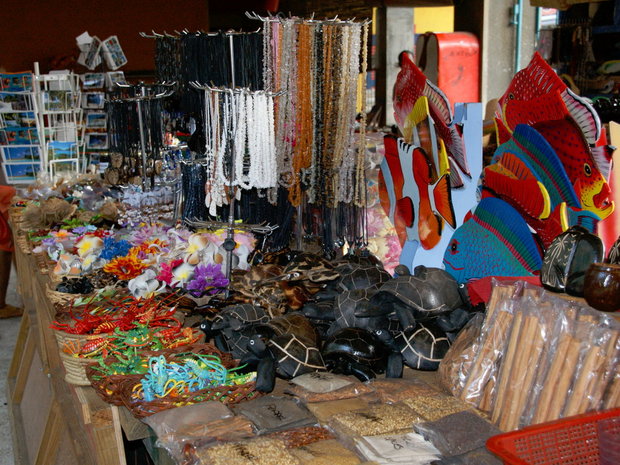 Сувениры на рынке о.Маэ