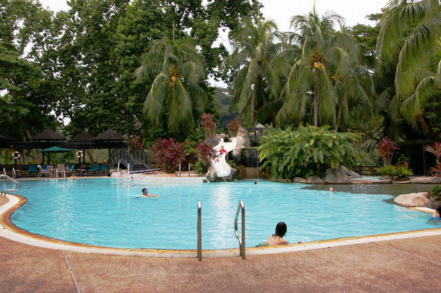 Бассейн в Sabah Hotel