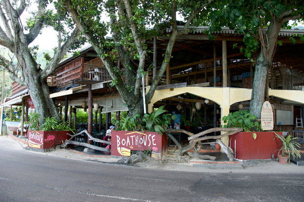 Ресторан BoatHous на пляже Бо Валлон
