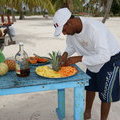 Капитан Бирута готовит фрукты для туристов