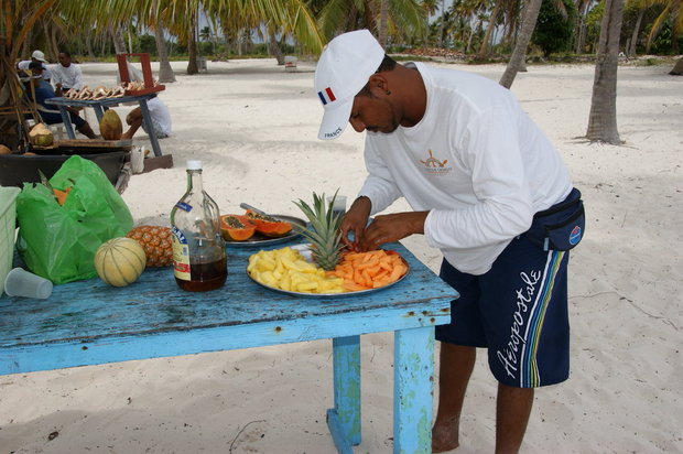 Капитан Бирута готовит фрукты для туристов