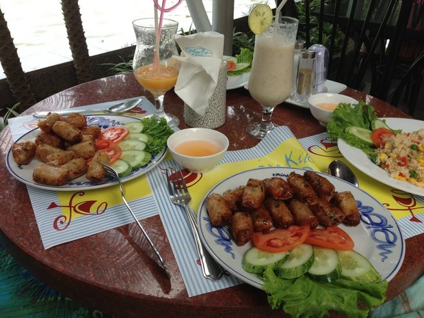 Ресторан у озера в Ханое