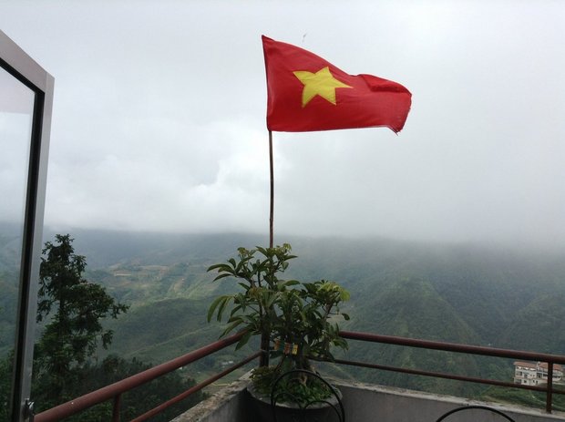 Флаг Вьетнама над отелем