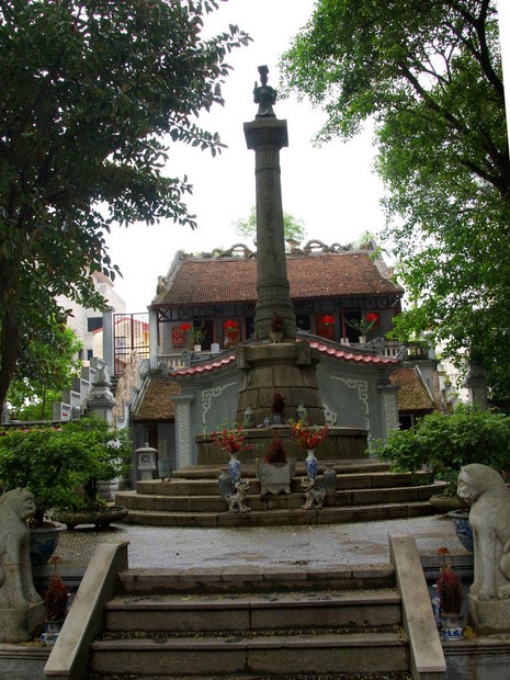 Памятник герою Ли Тхай То (Ly Thai To)
