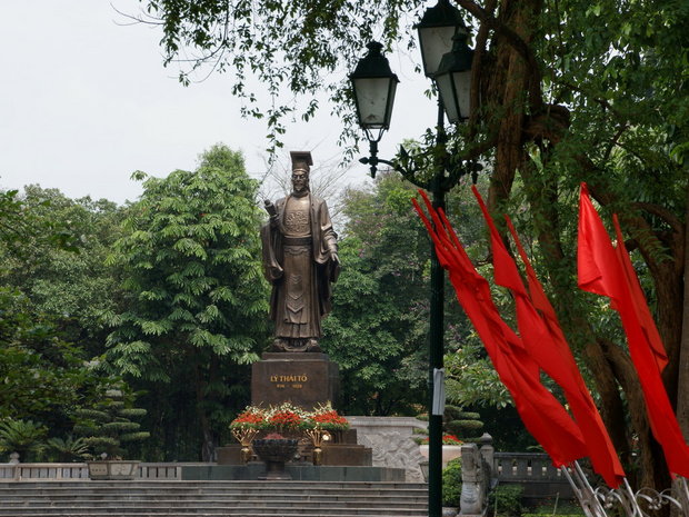 Памятник основателю Ханоя Ли Тхай То