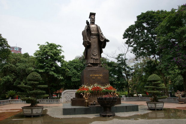 Памятник основателю Ханоя Ли Тхай То  (Ly Thai To)