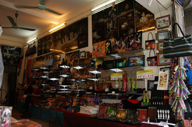 Сувенирный магазинчик в Ханое