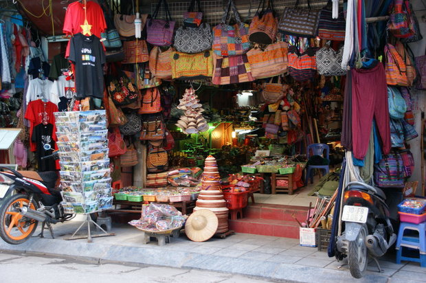 Сувенирный магазинчик в Ханое