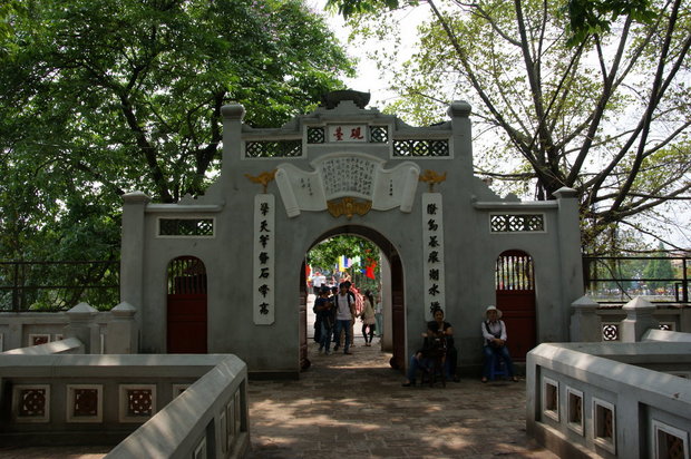 Ворота в Храм Нефритовой горы (храм Нгокшон / Ngoc Son Temple )