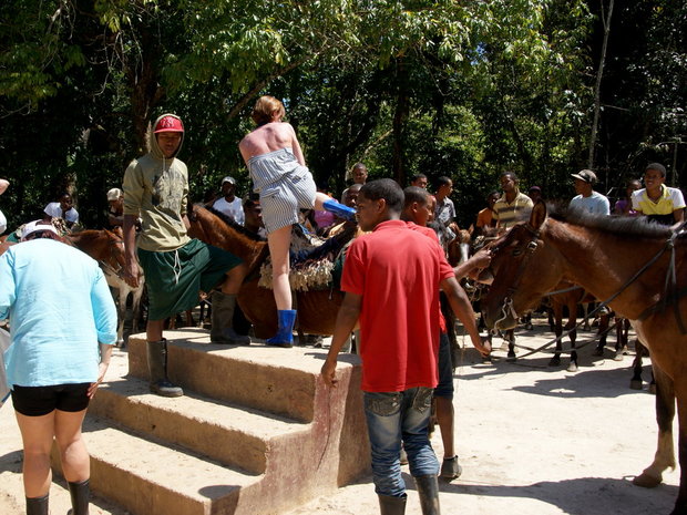 Туристов сажают на лошадей