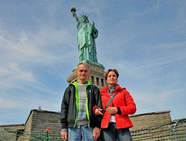 На фоне Статуи Свободы