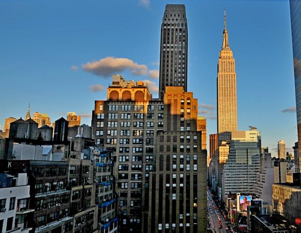 Вид из окна нашего отеля Нью-Йоркер на Эмпайр Стейт Билдинг