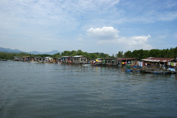 Борнейская деревня на сваях