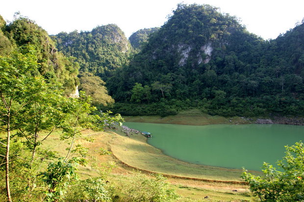 Озеро Thang Hen в мае