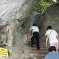 Туристы поднимаются в пещеру