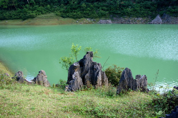 Зеленые воды озера Thang Hen