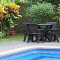 Столик возле бассейна