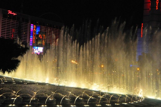 США. Лас-Вегас. Шоу фонтанов в казино "Bellagio"