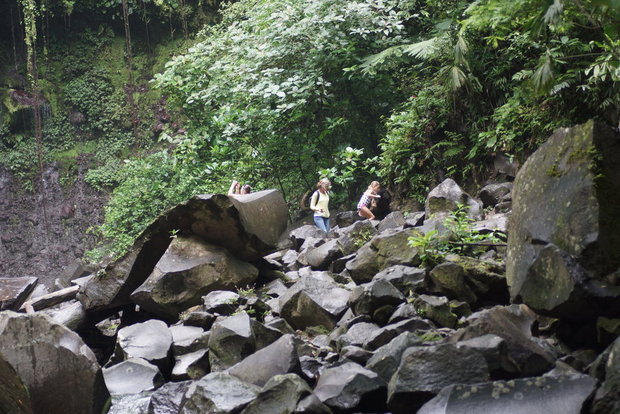 Туристы на водопаде