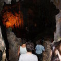 Туристы спускаются в пещеру