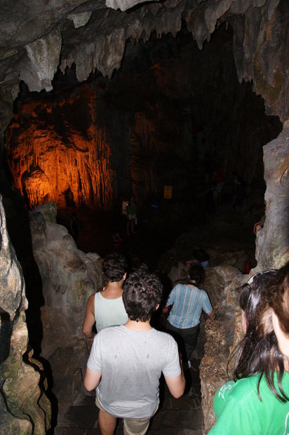 Туристы спускаются в пещеру