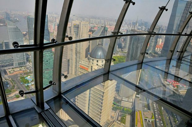 Шанхай. На смотровой площадке со стеклянным полом телебашни "Жемчужина востока"