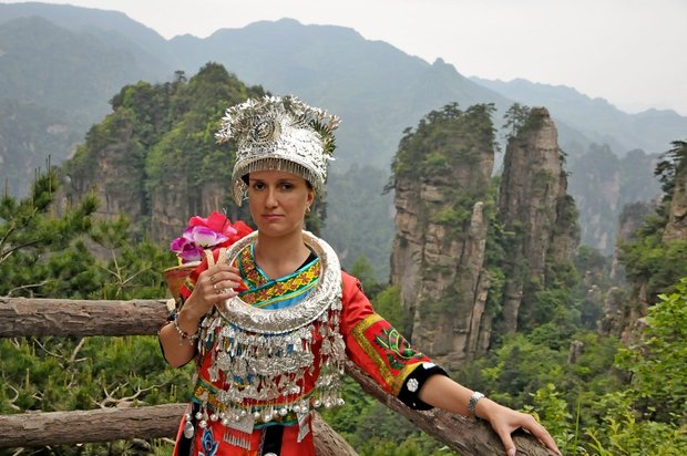 Китай, Чжанцзяцзе, Гора Хуаншичжай (Желтого камня), В национальном костюме народности Тудзя