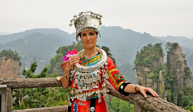 Китай, Чжанцзяцзе, Гора Хуаншичжай (Желтого камня), В национальном костюме народности Тудзя